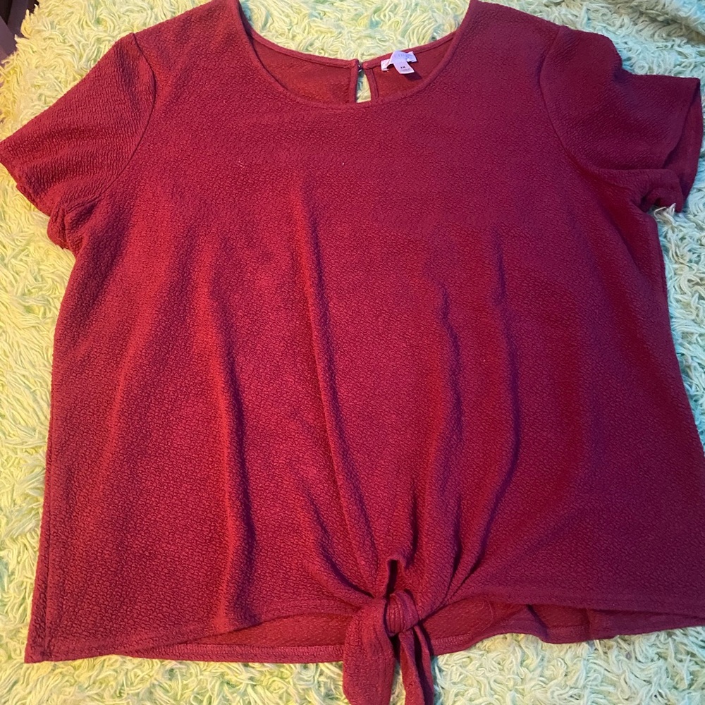 Cute, maroon, sz 2X women’s shirt - tie in the front and lil button in the back